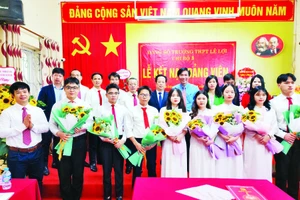 Lãnh đạo Sở Giáo dục và Đào tạo Hà Nội, Quận ủy Hà Đông chúc mừng các học sinh tiêu biểu của Trường THPT Lê Lợi (quận Hà Đông) được kết nạp Đảng.