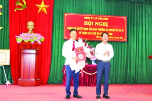Lãnh đạo huyện Bà Vì (Hà Nội) trao quyết định điều động, bổ nhiệm Bí thư Đảng ủy xã Cẩm Lĩnh.