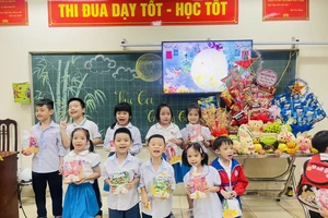 Phá cỗ Trung thu- một hoạt động ý nghĩa do phụ huynh và nhà trường phối hợp tổ chức cho các em học sinh lớp 2A2 trường tiểu học Nguyễn Trãi (quận Hà Đông, Thành phố Hà Nội).