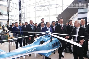Thủ tướng Phạm Minh Chính thăm Tập đoàn Công nghiệp Hàng không Vũ trụ Thổ Nhĩ Kỳ và nghe giới thiệu về các mô hình sản phẩm của tập đoàn. 