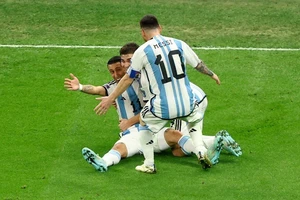 Các cầu thủ Argentina ăn mừng bàn thắng thứ 2 vào lưới tuyển Pháp.