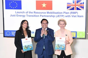 Thủ tướng Phạm Minh Chính trao Kế hoạch huy động nguồn lực thực hiện JETP cho Chủ tịch Ủy ban châu Âu và Đại diện Chính phủ Anh.