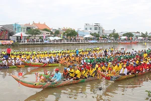 Lễ hội Oóc Om Bóc gắn với hoạt động đua ghe ngo trên sông Long Bình, thành phố Trà Vinh.