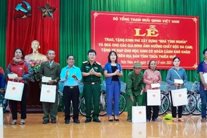 Thừa ủy quyền của Thiếu tướng Phạm Trường Sơn, Ban chỉ huy Quân sự huyện A Lưới cùng các đơn vị tặng quà cho thân nhân các gia đình nạn nhân bị nhiễm chất độc da cam/dioxin trên địa bàn.