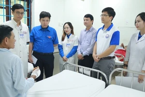 Tuổi trẻ ngành y tế trao tiền và vật tư y tế hỗ trợ người nghèo tỉnh Thừa Thiên Huế sau mưa lũ. (Ảnh: BVH)