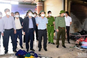 Bí thư Tỉnh ủy Lê Trường Lưu cùng các ban, ngành kiểm tra công tác khắc phục sau vụ cháy tại chợ Khe Tre.