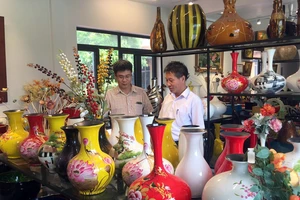 Cửa hàng trưng bày và giới thiệu sản phẩm của Công ty TNHH Sơn mài Phúc Cường (Cụm công nghiệp Làng nghề Sơn mài Duyên Thái, xã Duyên Thái, huyện Thường Tín, Hà Nội).