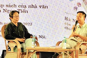 Nhà văn Nguyễn Ngọc Tiến (bên trái) trong buổi giao lưu giới thiệu sách của ông tổ chức đầu tháng 10/2023. 