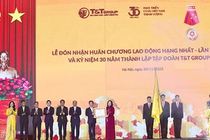 Phó Chủ tịch nước Võ Thị Ánh Xuân thay mặt lãnh đạo Đảng, Nhà nước trao tặng Huân chương lao động hạng Nhất cho Tập đoàn T&T Group.
