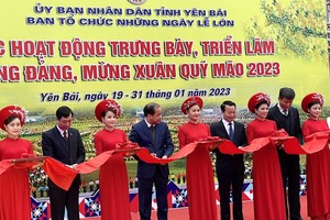 Cắt băng khai mạc Hội báo Xuân Yên Bái năm 2023