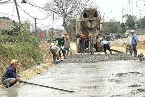 Thi công đường bê-tông trên tuyến Minh Tiến-An Phú.