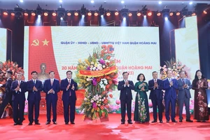 Thường trực Thành ủy Hà Nội tặng hoa chúc mừng quận Hoàng Mai.