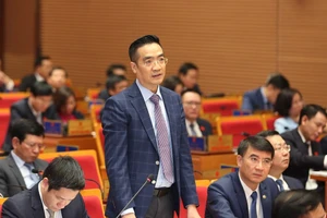 Lãnh đạo Sở Quy hoạch-Kiến trúc Hà Nội trả lời tại phiên chất vấn.