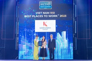 Bà Nguyễn Ngọc Ánh (giữa) – Phó Chủ tịch HĐQT Kim Oanh Group nhận giải Top 100 nơi làm việc tốt nhất Việt Nam.