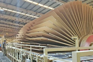 Sản xuất ván gỗ của Công ty Cổ phần Gỗ MDF VRG Quảng Trị ở Khu công nghiệp Quán Ngang