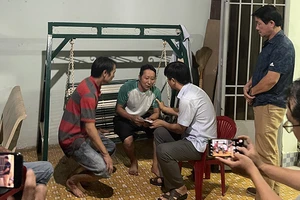 Lãnh đạo Ủy ban nhân dân thành phố Phan Thiết tới động viên, chia sẽ mất mát và trao tiền hỗ trợ cho gia đình nạn nhân.