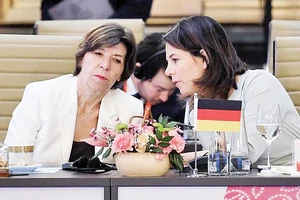 Nữ Bộ trưởng Ngoại giao Pháp Catherine Colonna (bên trái) và Bộ trưởng Ngoại giao Đức Annalena Baerbock tại Hội nghị Bộ trưởng Ngoại giao G20 ở New Delhi tháng 2-2023. Ảnh | Reuters
