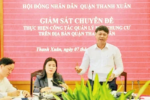 Chủ tịch HĐND quận Thanh Xuân Nguyễn Minh Tiến phát biểu kết luận về thực hiện công tác quản lý nhà chung cư trên địa bàn quận. (Ảnh VIỆT TUẤN)