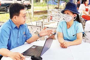 Phó Giám đốc Trung tâm Tư vấn pháp luật-Liên đoàn Lao động thành phố Phạm Văn Hiền tư vấn pháp luật cho người lao động.