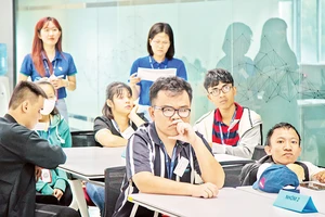 Buổi tư vấn nghề nghiệp và giới thiệu việc làm cho người khuyết tật do DRD thực hiện.