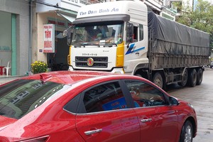 Do chưa có tuyến tránh, lưu lượng lớn các phương tiện giao thông hằng ngày ra vào trung tâm thị trấn La Hai dễ gây mất an toàn giao thông.