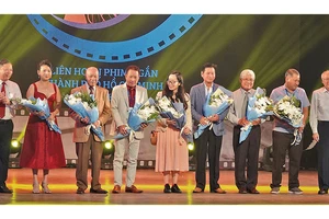 Lãnh đạo thành phố tặng hoa cho các thành viên Ban giám khảo vòng sơ khảo Liên hoan Phim ngắn TP Hồ Chí Minh.