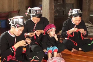 Phụ nữ Sán Chỉ, thôn Khâu Đấng (huyện Pác Nặm, tỉnh Bắc Kạn) gìn giữ bản sắc văn hóa dân tộc.