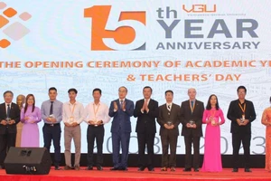 Nguyên Phó Thủ tướng Chính phủ Nguyễn Thiện Nhân cùng Thứ trưởng Giáo dục và Đào tạo Nguyễn Văn Phúc trao Kỷ niệm chương cho cán bộ, giảng viên, nhân viên của trường.