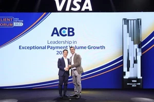 Đại diện ACB nhận giải thưởng vinh danh từ tổ chức VISA.