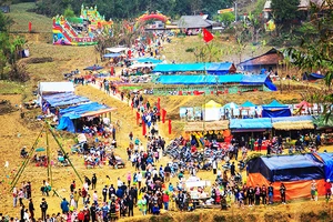 Toàn cảnh Ngày hội văn hóa dân tộc H’Mông tại trung tâm xã Hồng An, huyện Bảo Lạc.