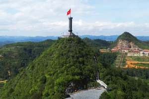 Cột cờ Lũng Cú trên đỉnh núi Rồng thuộc xã Lũng Cú, huyện Đồng Văn.
