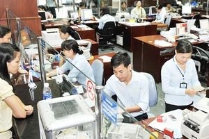 Các doanh nghiệp vẫn khó khăn trong việc tiếp cận nguồn vốn vay. Ảnh: NGUYỆT ANH