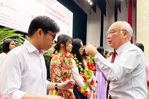 Sinh viên Thành phố Hồ Chí Minh nhận Học bổng Khuyến tài