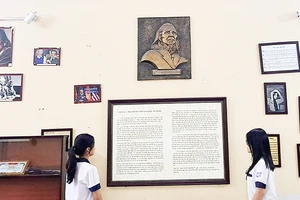 Nhiều hiện vật được trưng bày tại phòng học Văn Cao.