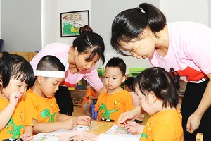 Cô và trò Trường mầm non Cầu Diễn (Nam Từ Liêm, Hà Nội). Ảnh: HẢI NAM