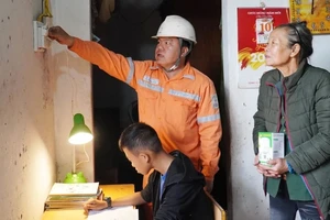 Cán bộ công nhân viên Tập đoàn Điện lực Việt Nam tuyên truyền, hướng dẫn khách hàng sử dụng điện an toàn, tiết kiệm.