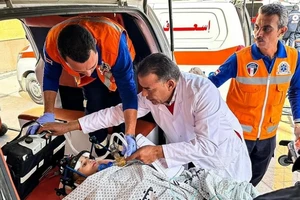 Nhân viên y tế Ai Cập chuyển một em nhỏ Palestine bị thương tới cửa khẩu biên giới với Gaza ở Rafah, ngày 27/11/2023. (Ảnh: AFP/TTXVN)