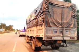 Phòng Cảnh sát giao thông Công an tỉnh Quảng Nam bàn giao phương tiện gây tai nạn cho Công an huyện Hiệp Đức giải quyết theo thẩm quyền.