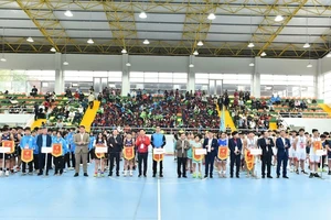 Ban tổ chức trao cờ lưu niệm cho 14 đội tham dự thi đấu