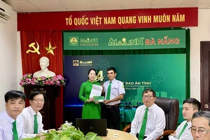 Lái xe Huỳnh Văn Đấu được lãnh đạo hãng Taxi Mai Linh Đà Nẵng tuyên dương, khen thưởng.