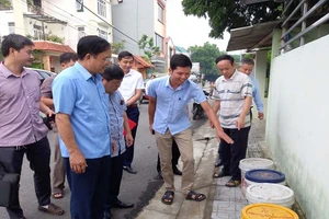 Kiểm tra việc phân loại rác thải tại hộ gia đình ở thị trấn Ba Sao, huyện Kim Bảng.