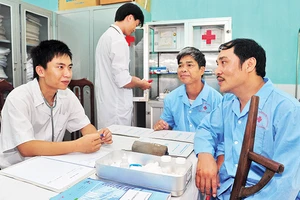 Chăm sóc sức khỏe cho thương binh Trung tâm Điều dưỡng thương binh Lạng Giang (Bắc Giang). Ảnh: TRẦN HẢI