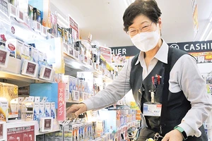 Bà Emiko Kumagai, 80 tuổi làm việc tại cửa hàng đồ điện tử Nojima Co tại Kawaguchi, tỉnh Saitana. Ảnh: KYODO