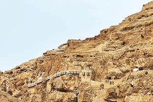 Núi Cám dỗ nổi tiếng ở thành phố Jericho.