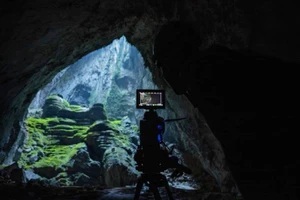 Một cảnh quay của đoàn làm phim trong hang Sơn Đoòng. (Ảnh: Oxalis)