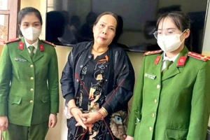 Công an thành phố Đồng Hới thực hiện lệnh bắt tạm giam bà Nguyễn Thu Hằng. (Ảnh: Công an cung cấp)