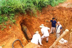Quả bom lớn phát hiện trong vườn nhà chị Hoàng Thị Lân ở xã Vạn Trạch, huyện Bố Trạch (Quảng Bình).