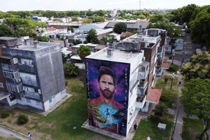 Bức tranh tường khổng lồ về ngôi sao Lionel Messi gần ngôi nhà nơi anh sinh ra ở Rosario, Argentina. (Ảnh: Reuters)