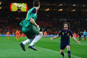 Iker Casillas (bìa trái) và Carles Puyol ăn mừng sau khi Tây Ban Nha giành chiến thắng trận chung kết World Cup tại Nam Phi năm 2010. (Ảnh: FIFA)