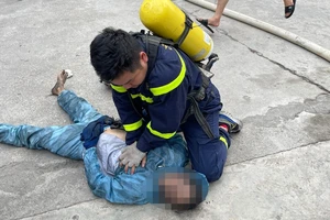 Cảnh sát PCCC cứu hộ một nạn nhân trong vụ cháy tại Thường Tín. (Ảnh: Cơ quan Công an cung cấp)